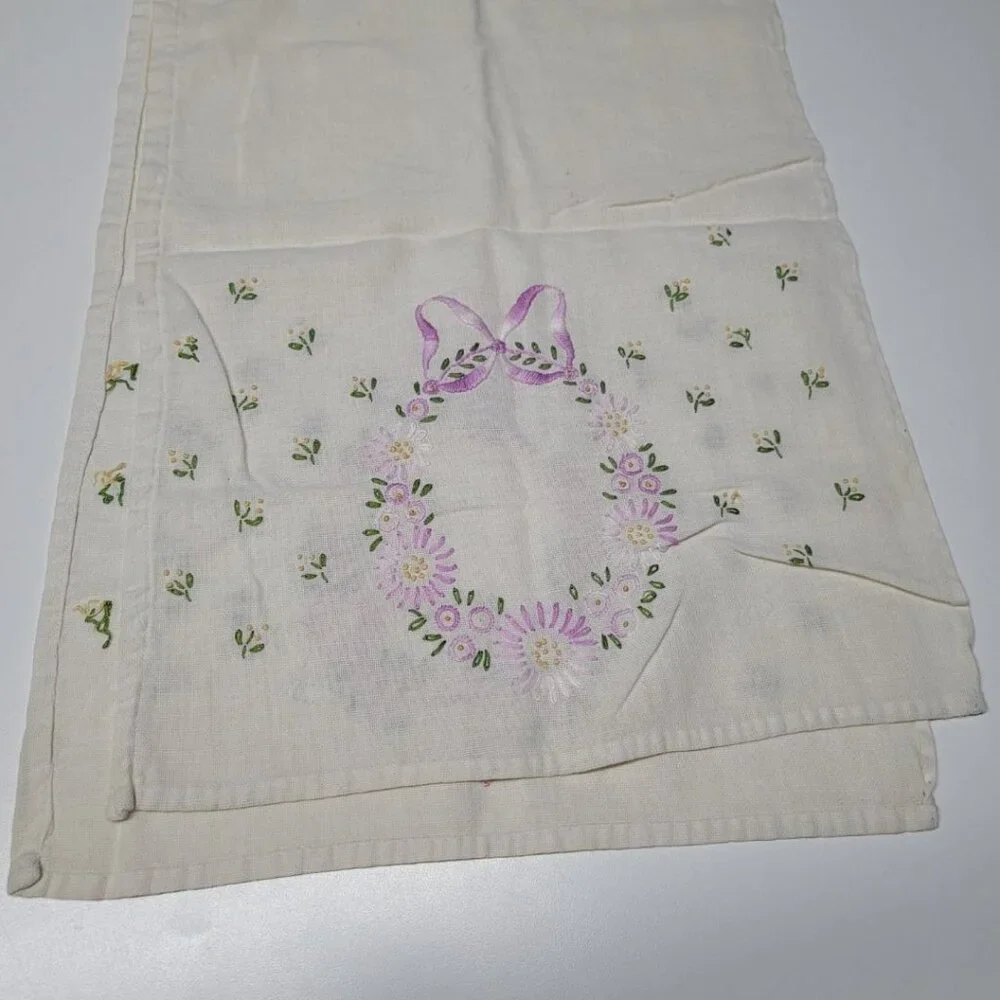 Embroidered Table Runner Small Vintage Linen‎ Handmade Wreath Flowers